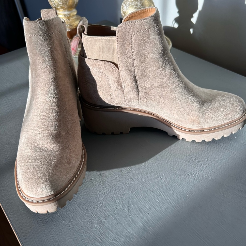 Beautiful beige boots for casual day out 😊worn only once